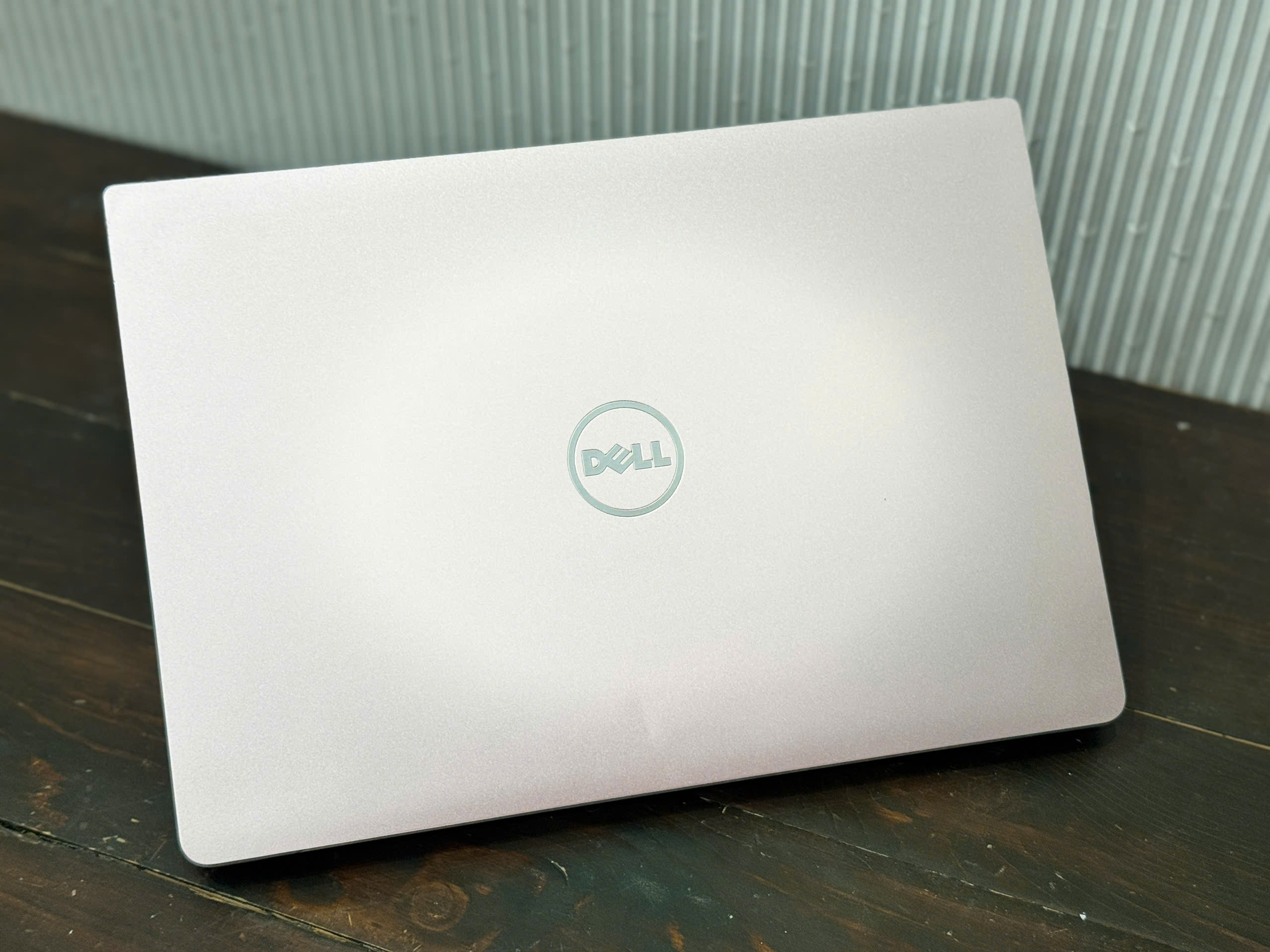 Alternative view of Dell Inspiron N7472 Rose Gold | Core i7 8550U | Ram 8GB | SSD 256 GB | Nvidia GeForce MX150 | 14 FHD