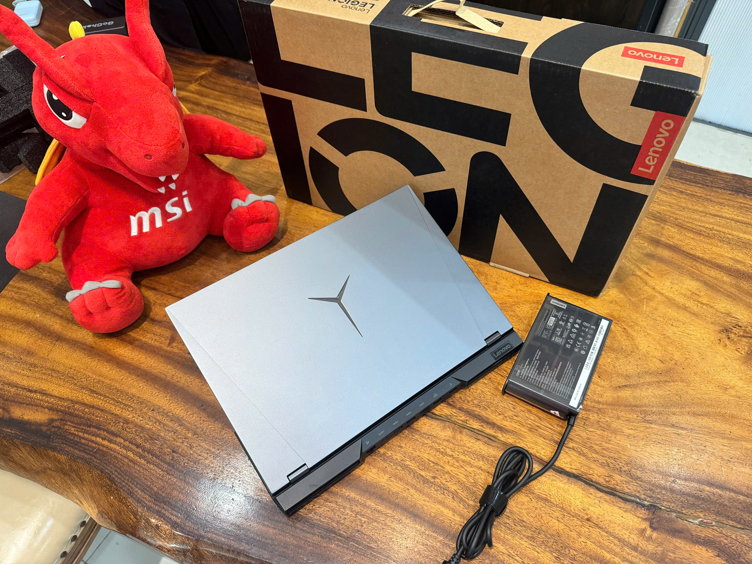 Alternative view of Lenovo Legion Pro R9000P |  Ryzen 7-5800H | Ram 16GB | SSD 512GB | RTX 3060 | 15.6” 2.5K 165Hz